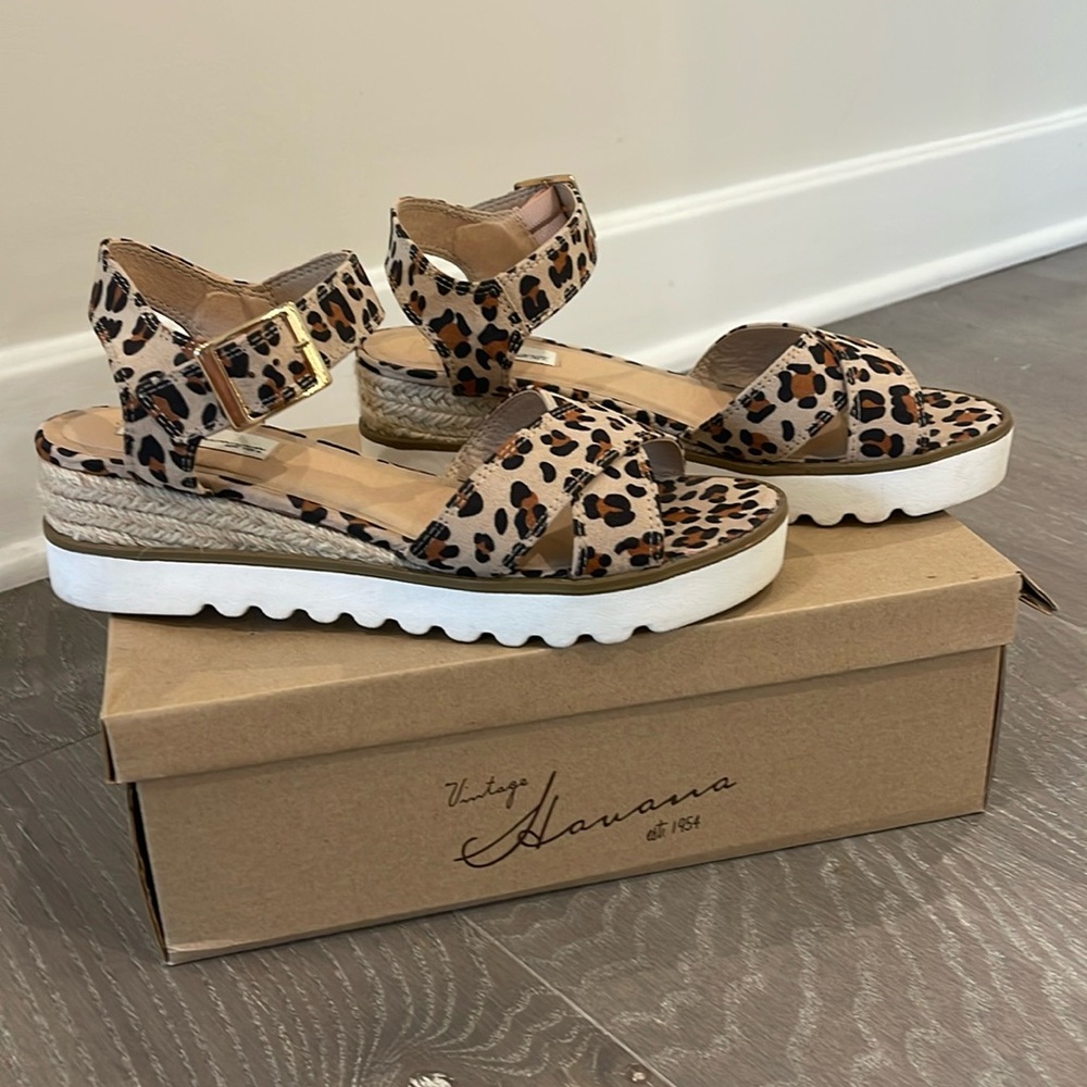 Vintage Havana Sandal Criss Cross toe with gold buckle closure. Like New! Size 8